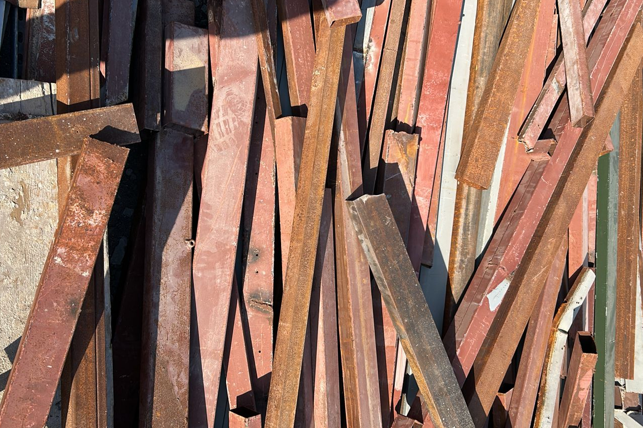 نشتري جميع أنواع السكراب، والمكيفات، والثلاجات، والحديد التالف، ومطابخ الصاج، ومكيفات السبلت، والمكيفات. نشتري الأثاث التالف في الرياض. Durrat al rimal scrap company